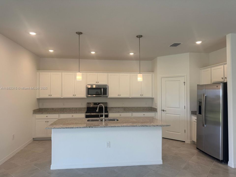 Недавно арендовано: $2,500 (4 спален, 2 ванн, 2032 Квадратных фут)