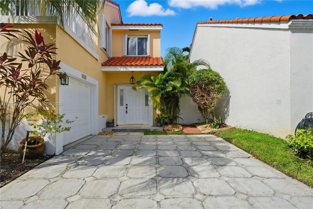 Под контрактом: $499,000 (3 спален, 2 ванн, 1683 Квадратных фут)