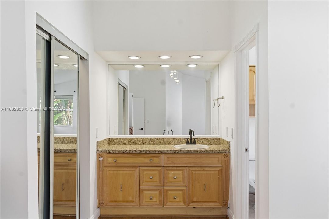 Под контрактом: $499,000 (3 спален, 2 ванн, 1683 Квадратных фут)