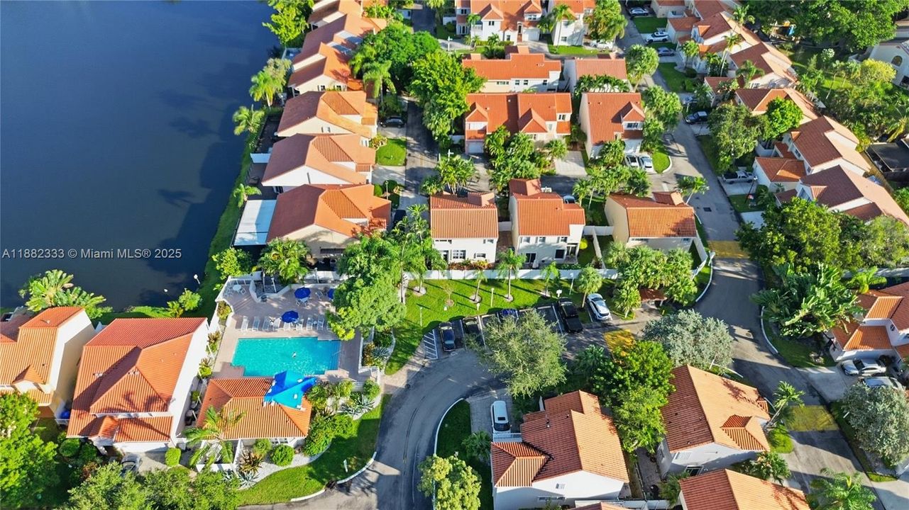 Под контрактом: $499,000 (3 спален, 2 ванн, 1683 Квадратных фут)