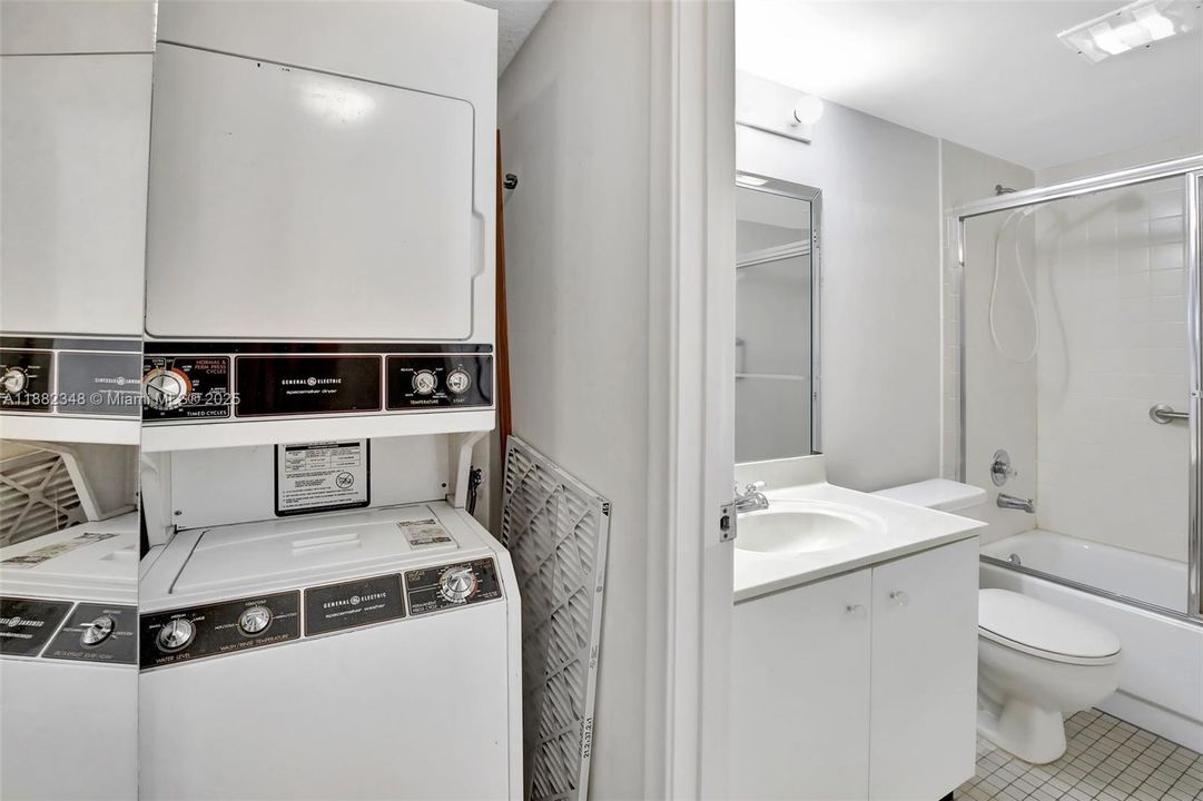 Recientemente alquilado: $1,950 (2 camas, 2 baños, 1100 Pies cuadrados)