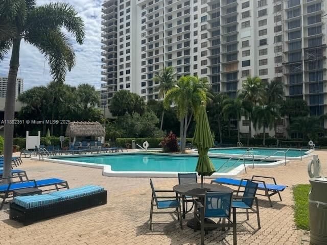 Active With Contract: $219,900 (2 beds, 2 baths, 1043 Square Feet)