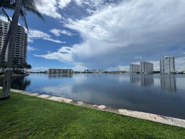 Active With Contract: $219,900 (2 beds, 2 baths, 1043 Square Feet)