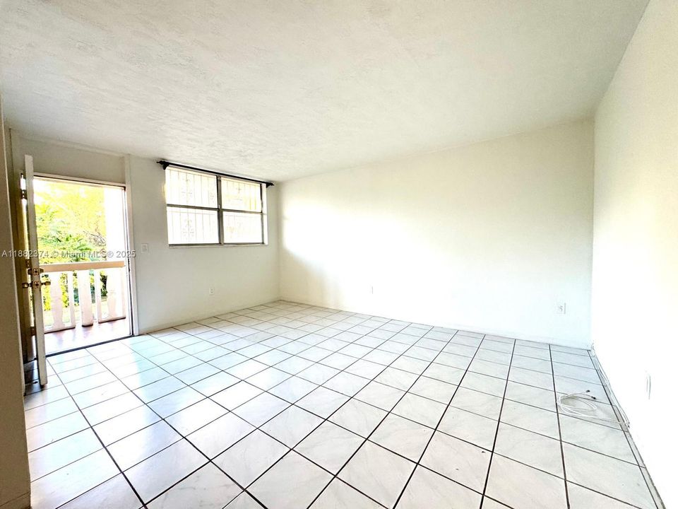 待售: $159,500 (1 贝兹, 1 浴室, 623 平方英尺)