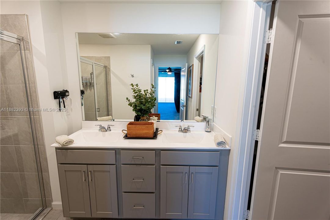 For Rent: $2,850 (3 beds, 2 baths, 1451 Square Feet)