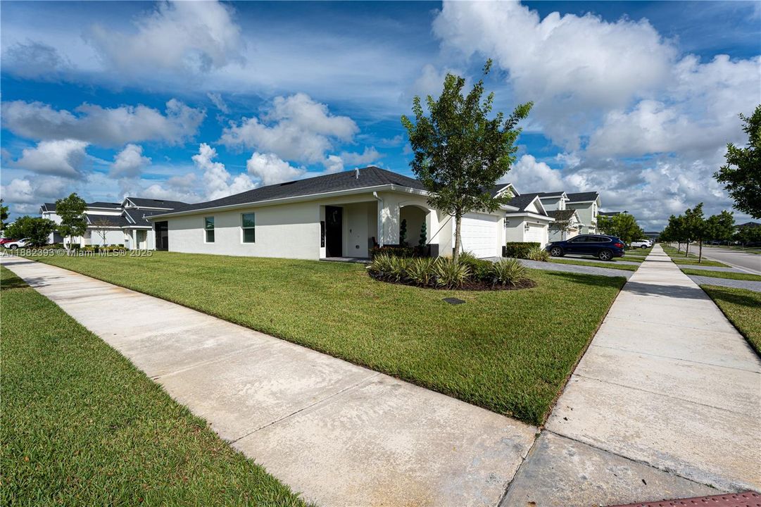 For Rent: $2,850 (3 beds, 2 baths, 1451 Square Feet)