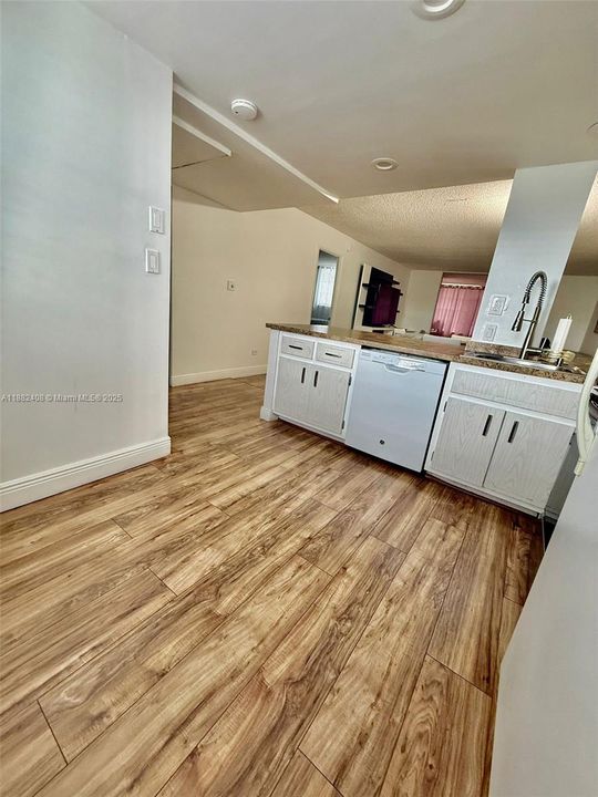 最近租的: $1,750 (1 贝兹, 1 浴室, 1002 平方英尺)