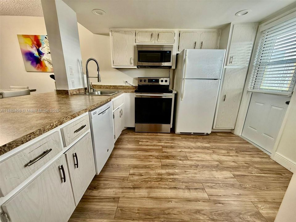 最近租的: $1,750 (1 贝兹, 1 浴室, 1002 平方英尺)