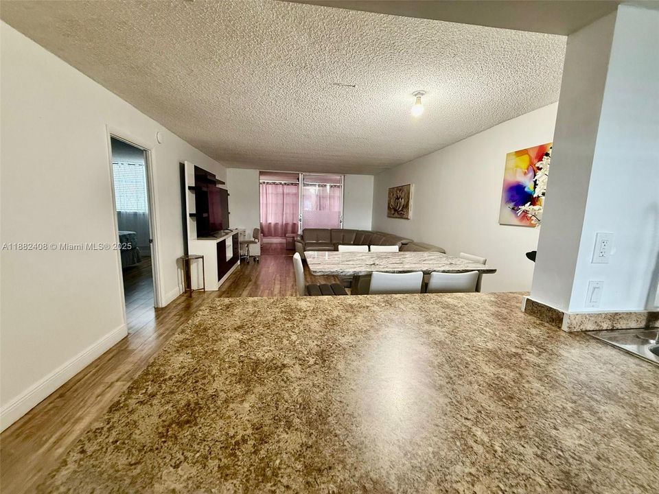 最近租的: $1,750 (1 贝兹, 1 浴室, 1002 平方英尺)