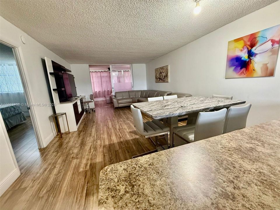 最近租的: $1,750 (1 贝兹, 1 浴室, 1002 平方英尺)