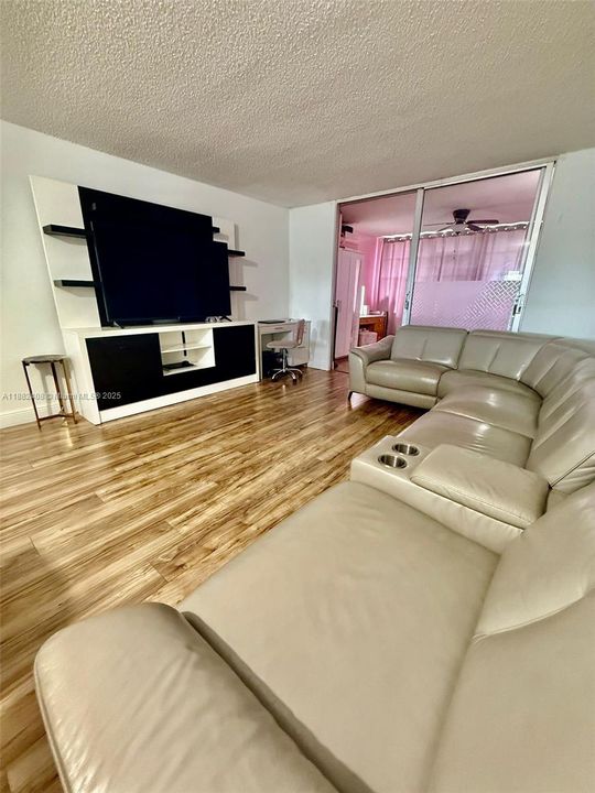 最近租的: $1,750 (1 贝兹, 1 浴室, 1002 平方英尺)