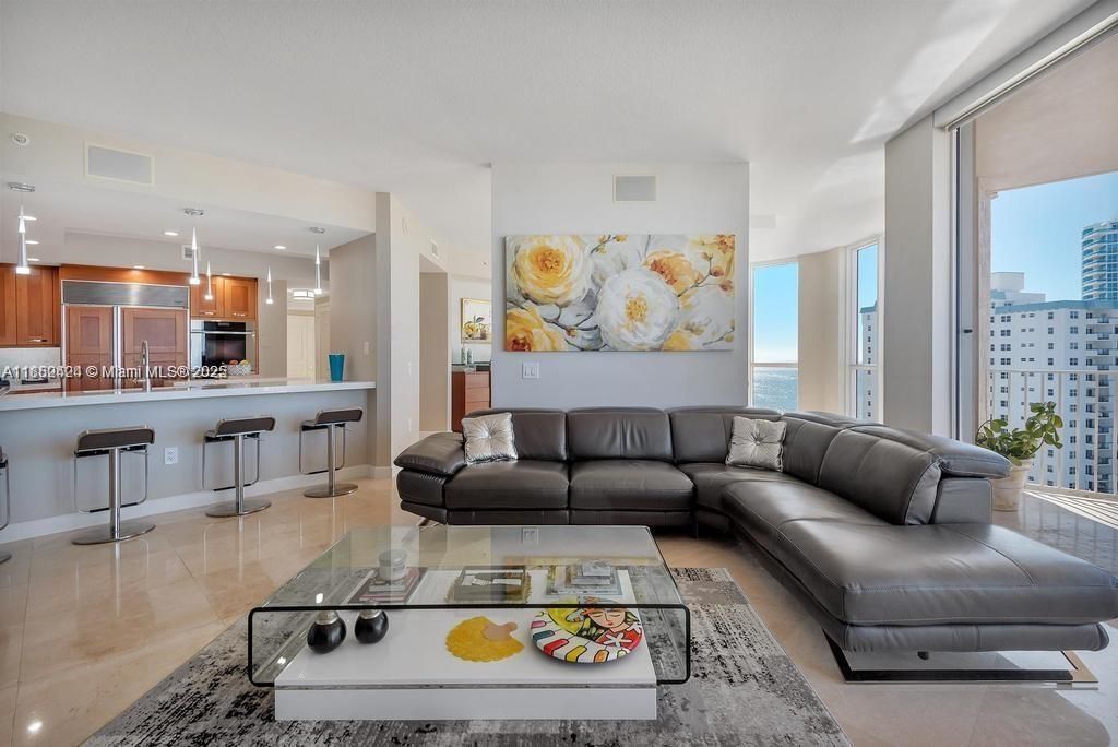 На продажу: $3,100,000 (4 спален, 3 ванн, 3724 Квадратных фут)