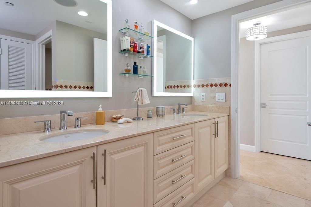 На продажу: $3,100,000 (4 спален, 3 ванн, 3724 Квадратных фут)