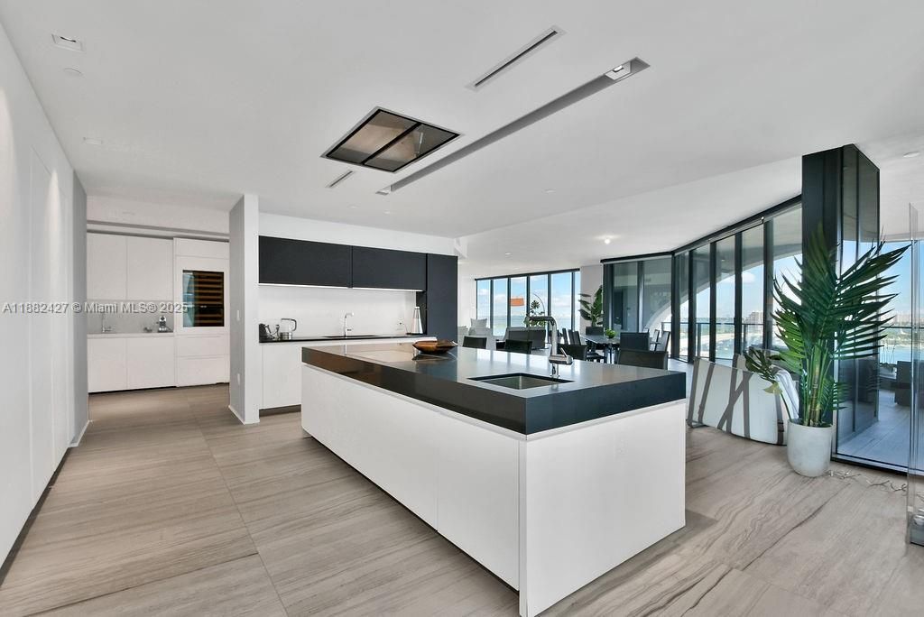 В аренду: $37,000 (4 спален, 5 ванн, 4600 Квадратных фут)