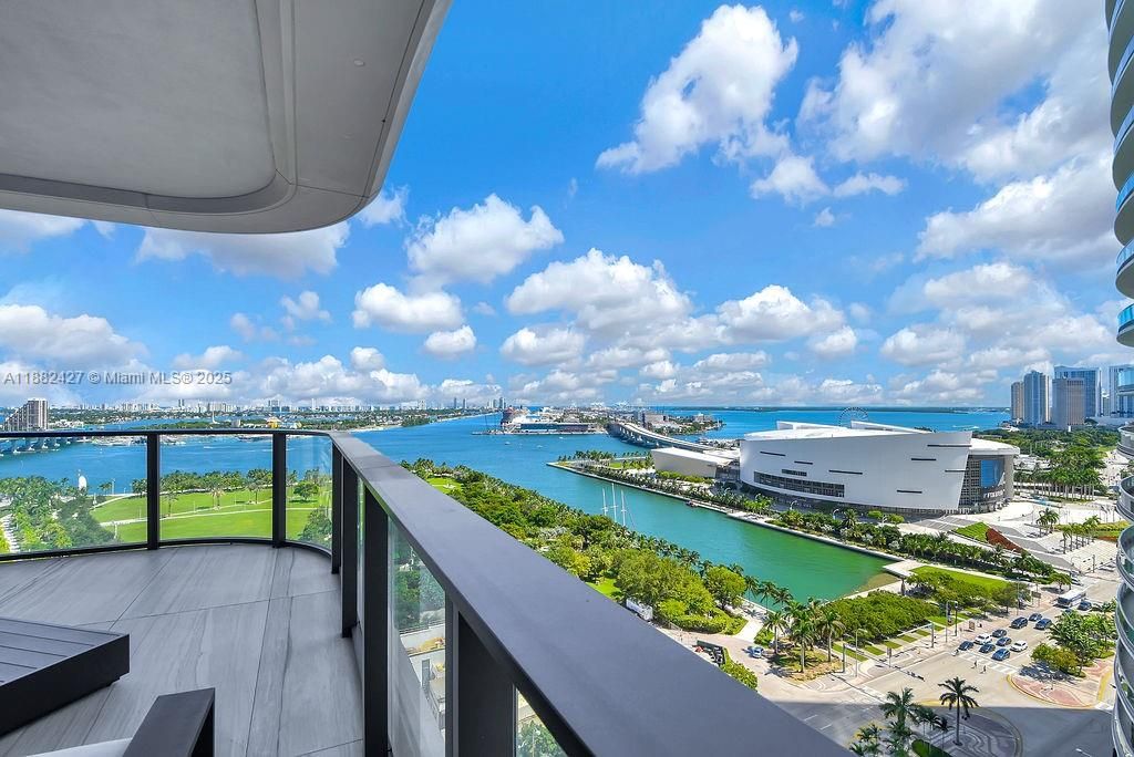 В аренду: $37,000 (4 спален, 5 ванн, 4600 Квадратных фут)