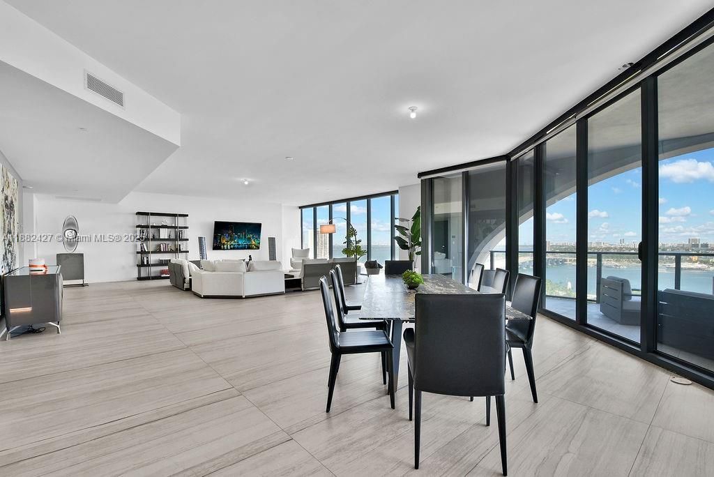 В аренду: $37,000 (4 спален, 5 ванн, 4600 Квадратных фут)