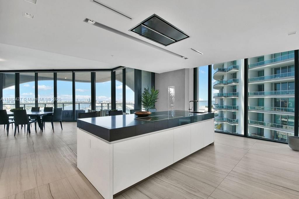 В аренду: $37,000 (4 спален, 5 ванн, 4600 Квадратных фут)