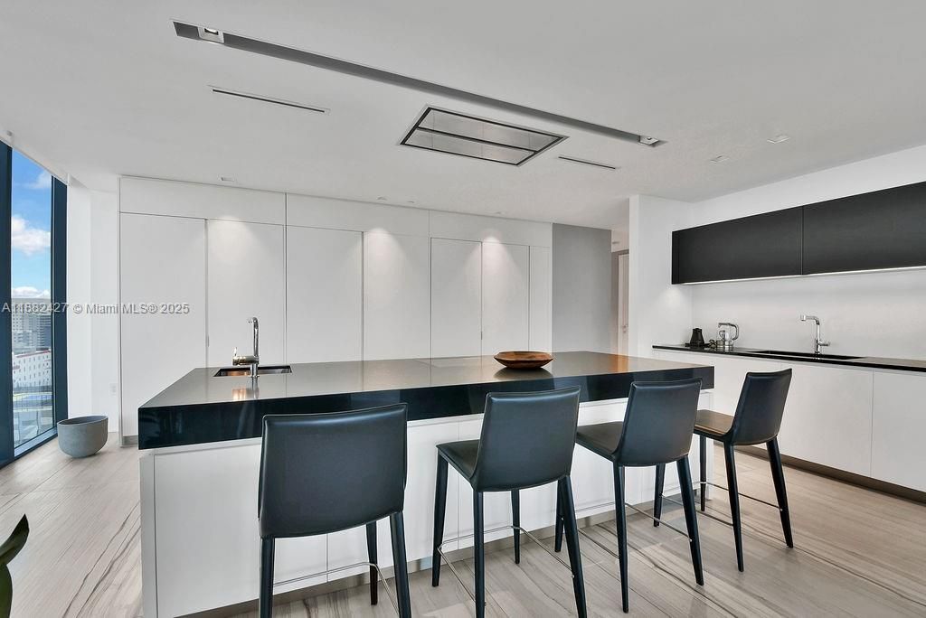 В аренду: $37,000 (4 спален, 5 ванн, 4600 Квадратных фут)