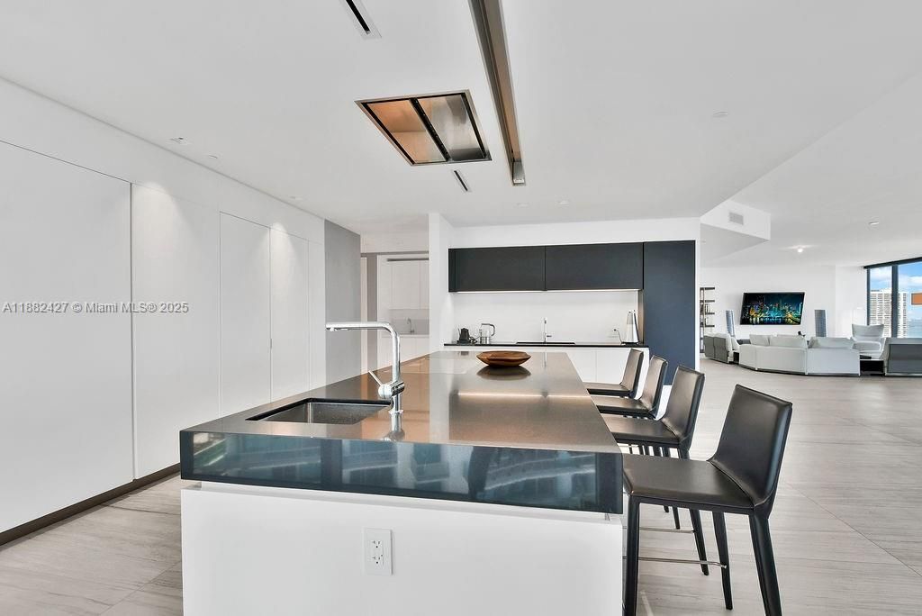 В аренду: $37,000 (4 спален, 5 ванн, 4600 Квадратных фут)