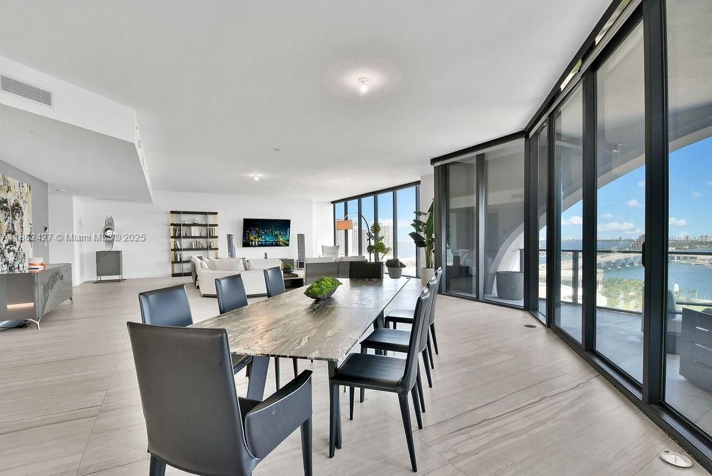 В аренду: $37,000 (4 спален, 5 ванн, 4600 Квадратных фут)