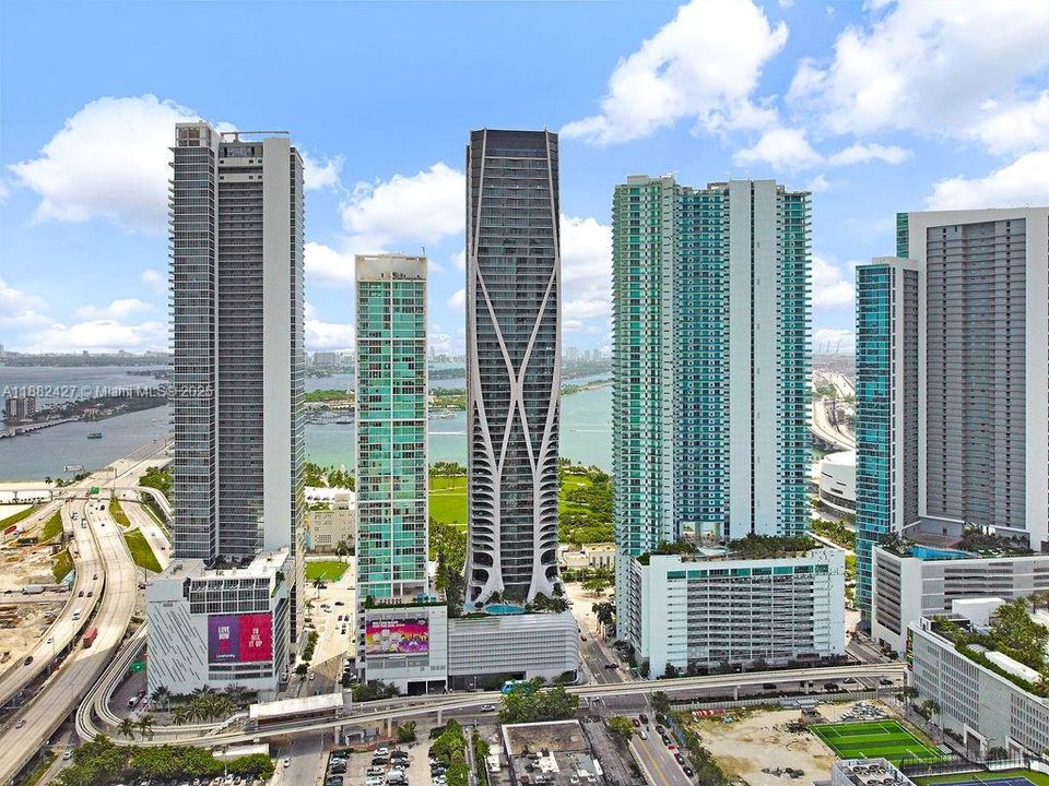 В аренду: $37,000 (4 спален, 5 ванн, 4600 Квадратных фут)