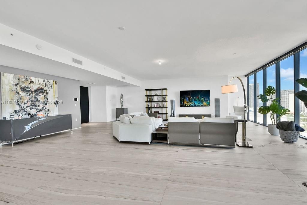 В аренду: $37,000 (4 спален, 5 ванн, 4600 Квадратных фут)