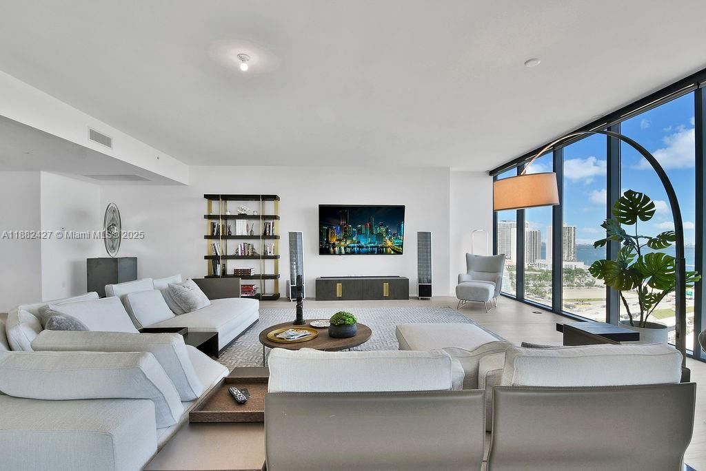 В аренду: $37,000 (4 спален, 5 ванн, 4600 Квадратных фут)