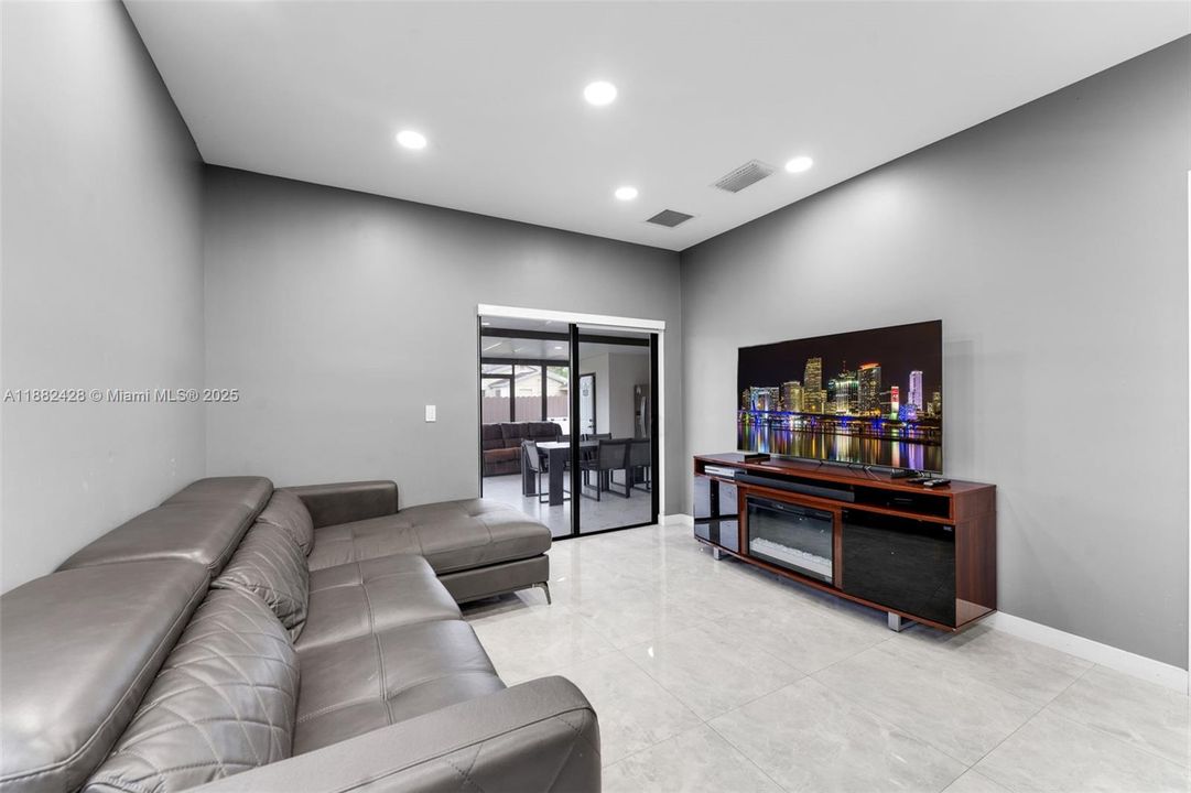 For Sale: $574,900 (3 beds, 2 baths, 1492 Square Feet)