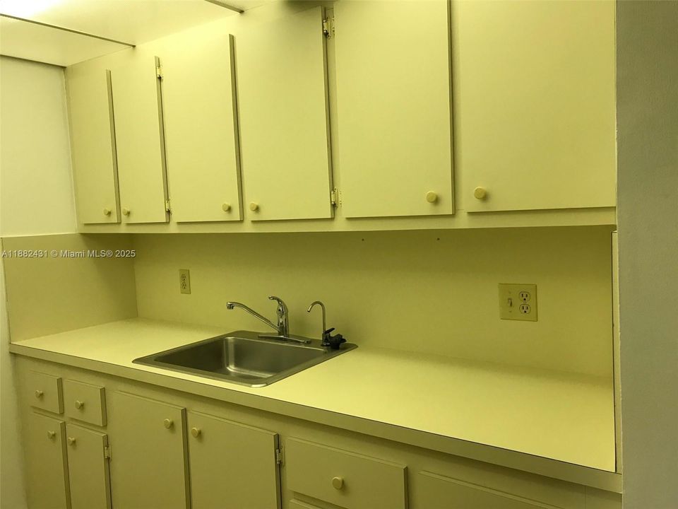 Под контрактом: $1,500 (1 спален, 1 ванн, 811 Квадратных фут)