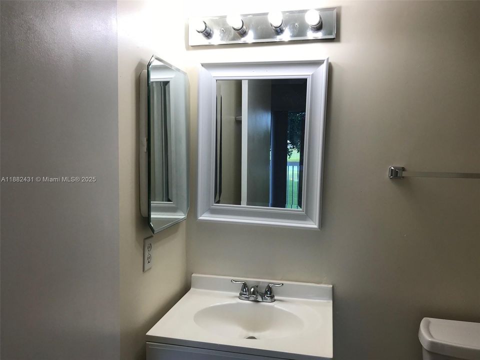 Под контрактом: $1,500 (1 спален, 1 ванн, 811 Квадратных фут)