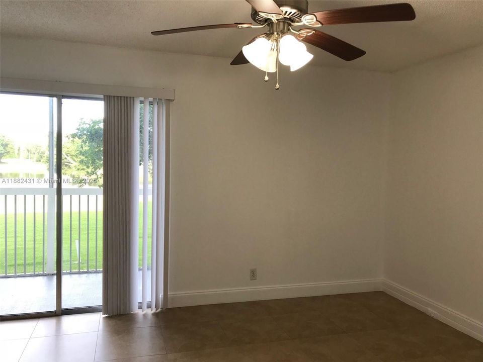 Под контрактом: $1,500 (1 спален, 1 ванн, 811 Квадратных фут)