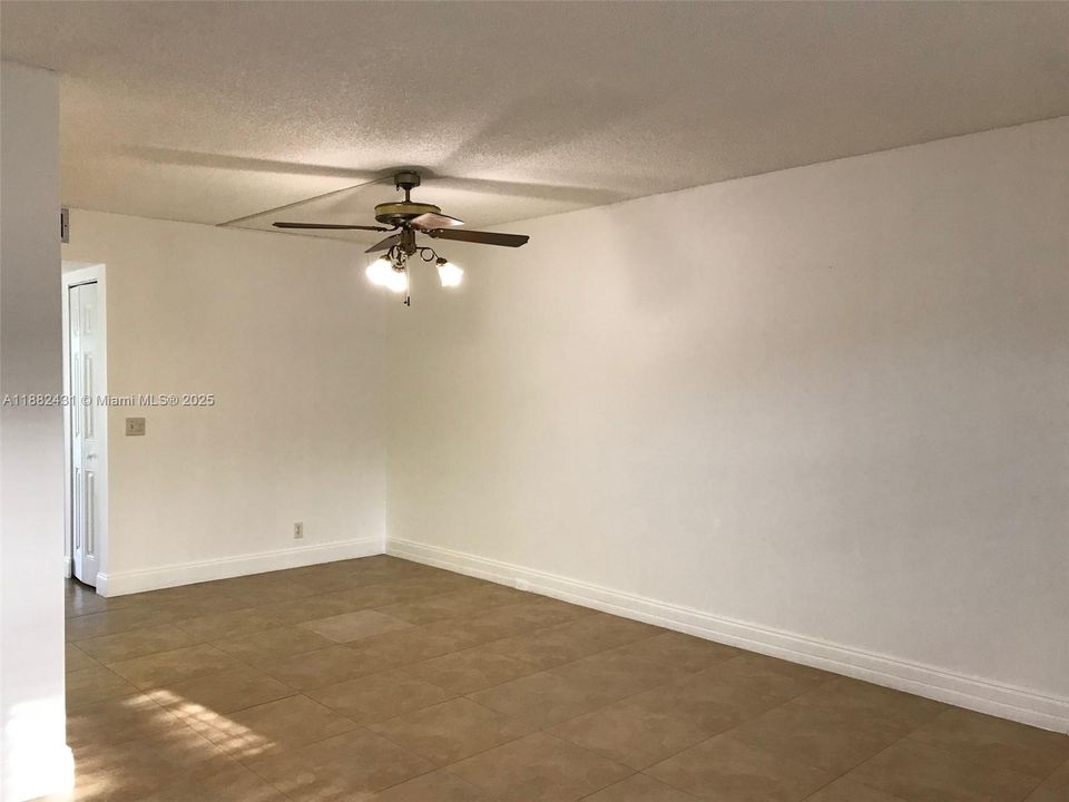 Под контрактом: $1,500 (1 спален, 1 ванн, 811 Квадратных фут)