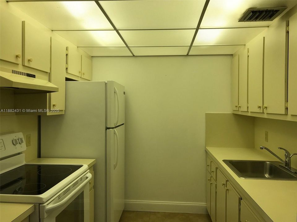 Под контрактом: $1,500 (1 спален, 1 ванн, 811 Квадратных фут)