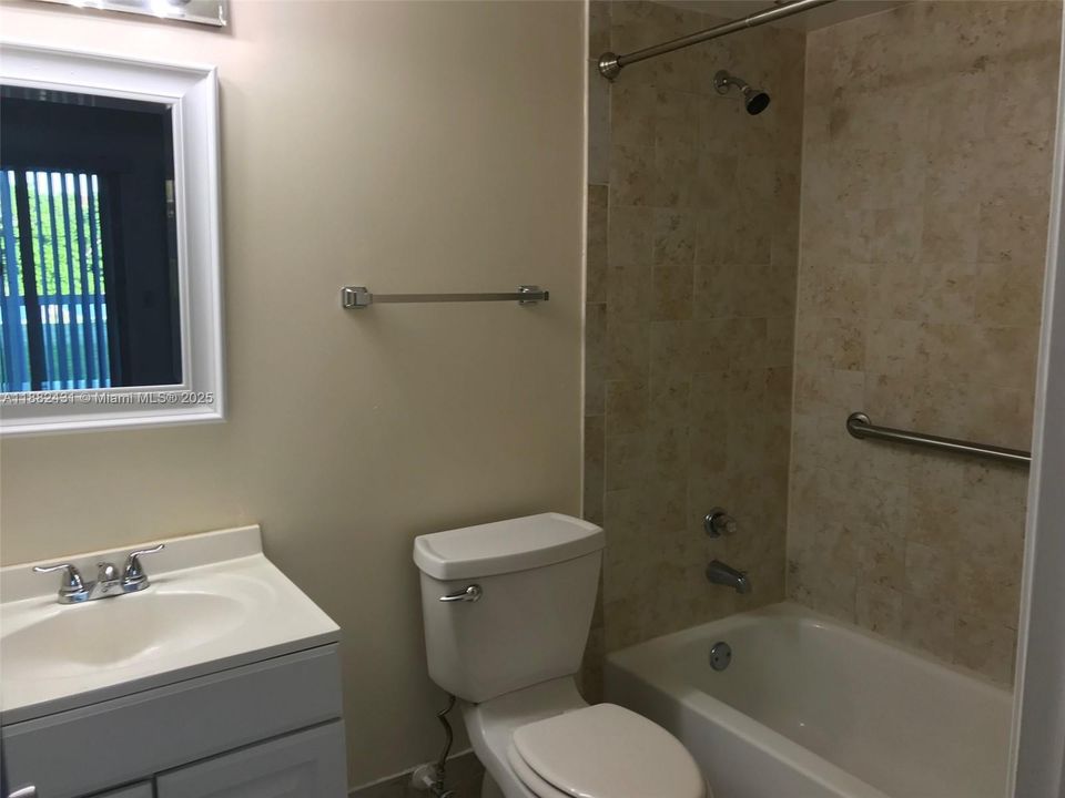 Под контрактом: $1,500 (1 спален, 1 ванн, 811 Квадратных фут)