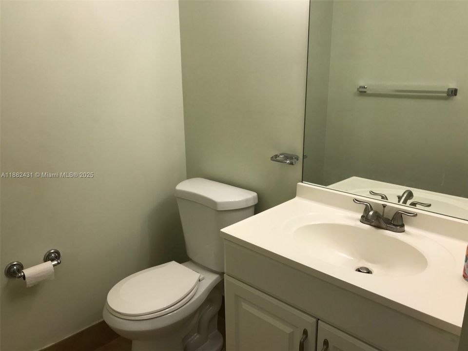 Под контрактом: $1,500 (1 спален, 1 ванн, 811 Квадратных фут)