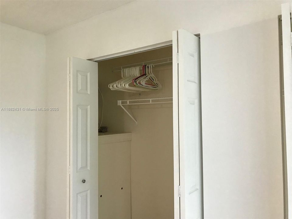 Под контрактом: $1,500 (1 спален, 1 ванн, 811 Квадратных фут)