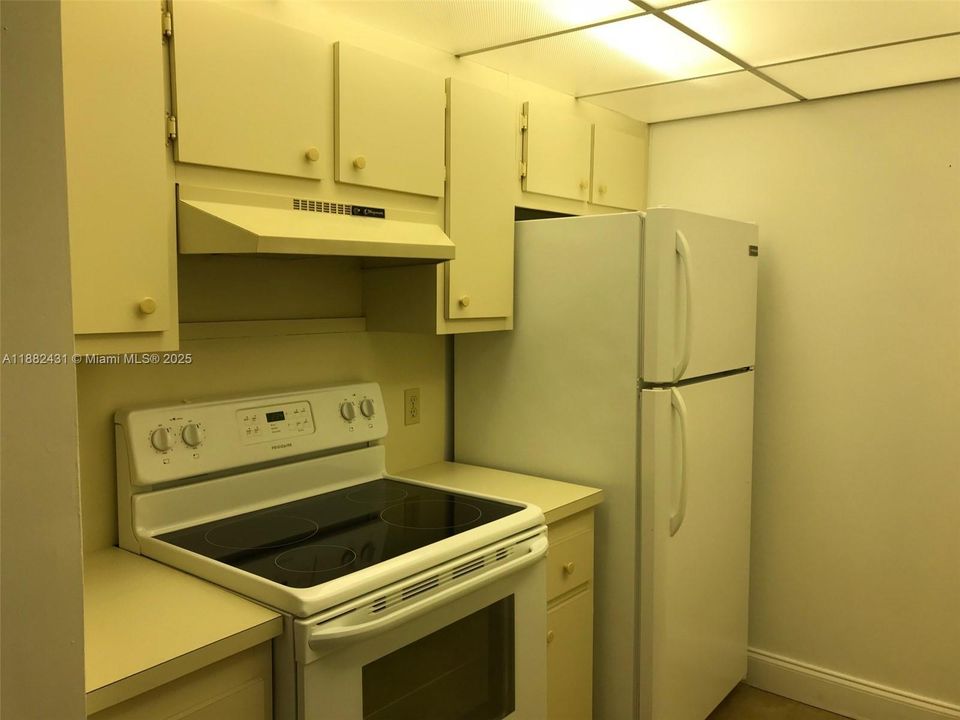 Под контрактом: $1,500 (1 спален, 1 ванн, 811 Квадратных фут)