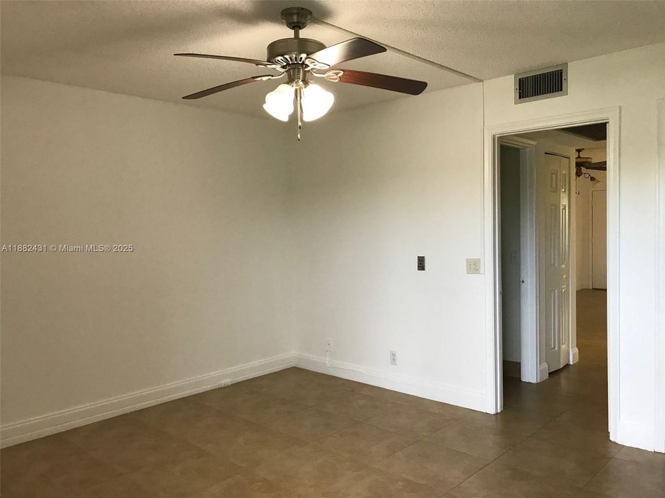 Под контрактом: $1,500 (1 спален, 1 ванн, 811 Квадратных фут)