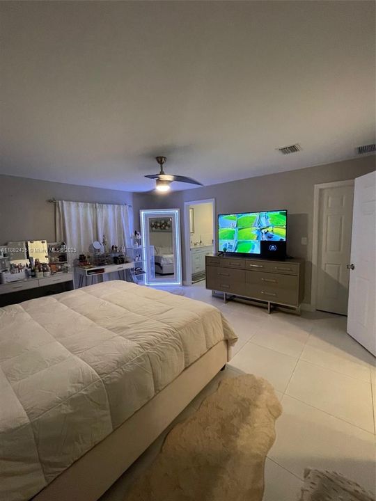 For Sale: $915,000 (5 beds, 3 baths, 2255 Square Feet)