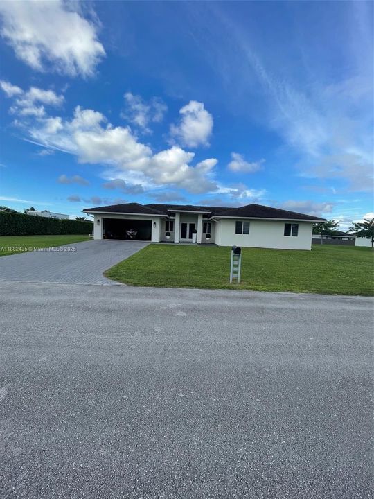 For Sale: $915,000 (5 beds, 3 baths, 2255 Square Feet)