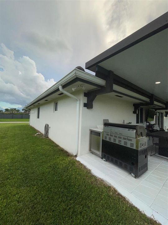 For Sale: $915,000 (5 beds, 3 baths, 2255 Square Feet)