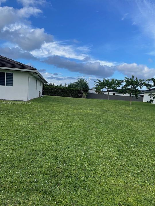 For Sale: $915,000 (5 beds, 3 baths, 2255 Square Feet)