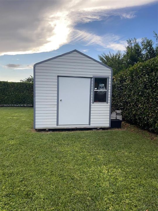 For Sale: $915,000 (5 beds, 3 baths, 2255 Square Feet)