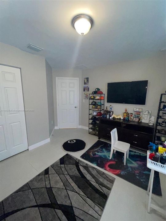 For Sale: $915,000 (5 beds, 3 baths, 2255 Square Feet)