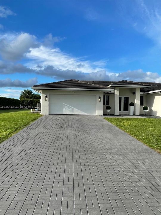 For Sale: $915,000 (5 beds, 3 baths, 2255 Square Feet)