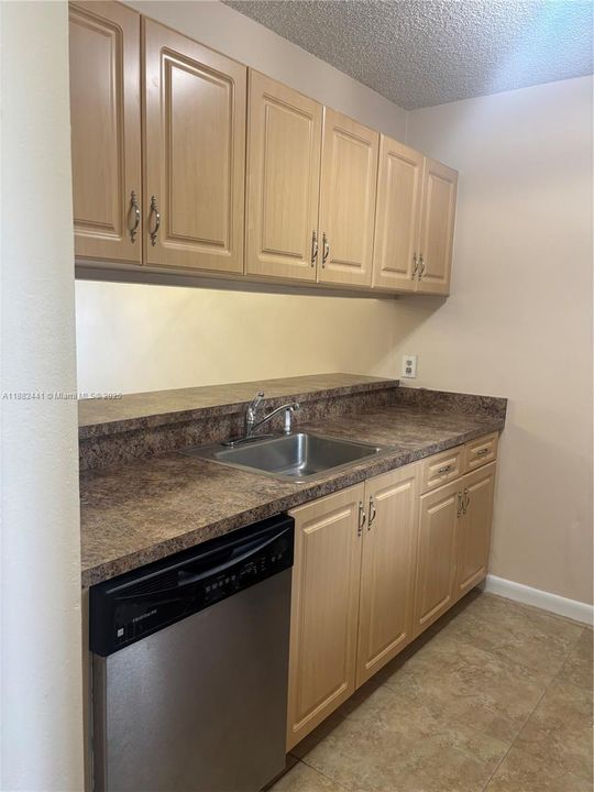 Recientemente alquilado: $1,950 (2 camas, 1 baños, 832 Pies cuadrados)