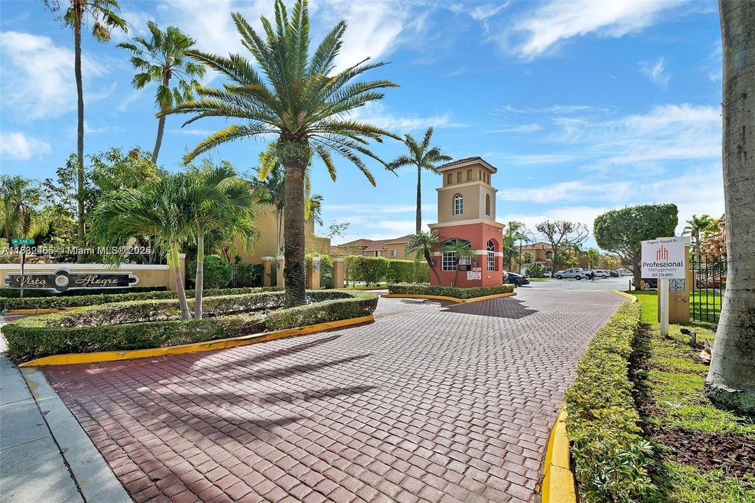 Active With Contract: $337,000 (3 beds, 2 baths, 1130 Square Feet)