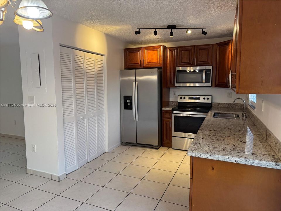 Active With Contract: $337,000 (3 beds, 2 baths, 1130 Square Feet)