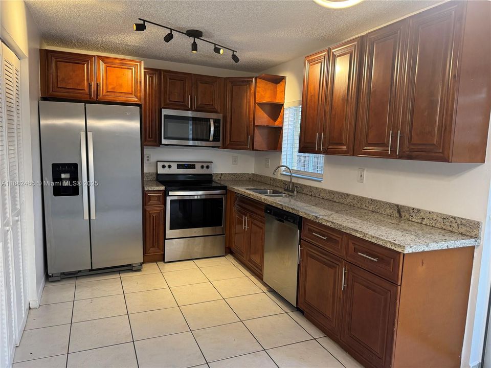 Active With Contract: $337,000 (3 beds, 2 baths, 1130 Square Feet)