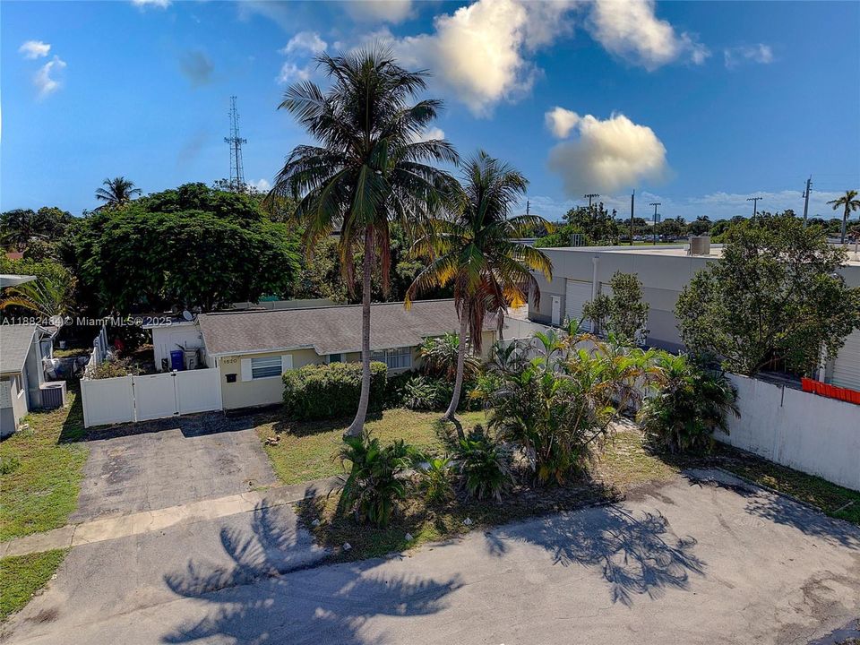 Под контрактом: $435,000 (3 спален, 2 ванн, 1201 Квадратных фут)